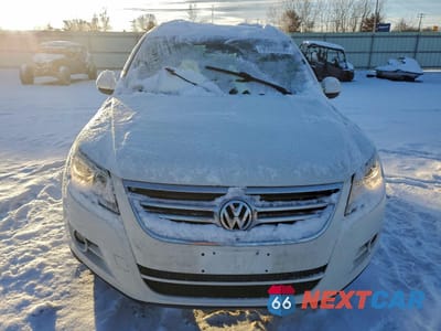 Piąte zdjęcie samochodu w środku: 2011 VOLKSWAGEN TIGUAN S VIN:WVGBV7AX9BW511491 - miniatura