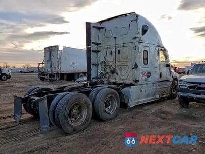 Czwarte zdjęcie samochodu z boku: 2021 FREIGHTLINER CASCADIA 126
