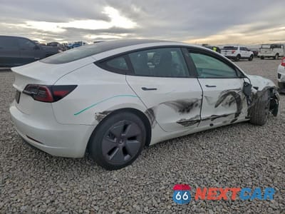 Trzecie zdjęcie samochodu z tyłu: 2023 TESLA MODEL 3 VIN:5YJ3E1EAXPF481568 - miniatura