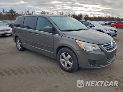 Czwarte zdjęcie samochodu z boku: 2010 VOLKSWAGEN ROUTAN SE VIN:2V4RW3D19AR295848 - miniatura