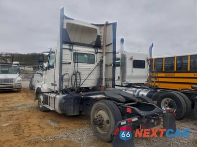 Trzecie zdjęcie samochodu z tyłu: 2017 VOLVO VNL SEMI TRUCK VIN:4V4N39TG5HN988079 - miniatura