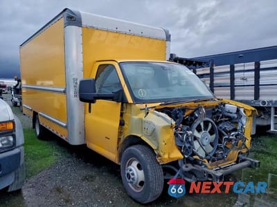 Czwarte zdjęcie samochodu z boku: 2022 GMC SAVANA BOX TRUCK VIN:7GZ37TC78NN004345 - miniatura