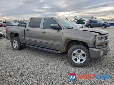 Czwarte zdjęcie samochodu z boku: 2017 CHEVROLET SILVERADO K1500 LT VIN:3GCUKREH0HG350962 - miniatura