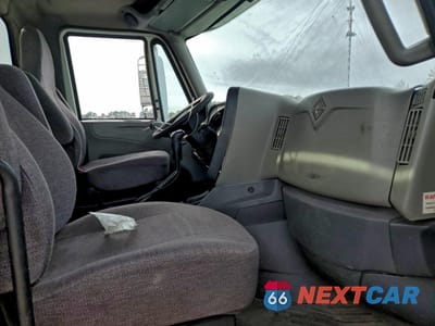 Piąte zdjęcie samochodu w środku: 2016 INTERNATIONAL PROSTAR VIN:1HSDJAPR5GH107203 - miniatura