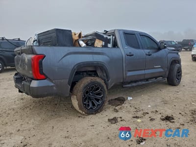 Trzecie zdjęcie samochodu z tyłu: 2024 TOYOTA TUNDRA DOUBLE CAB SR VIN:5TFLA5DA9RX177953 - miniatura