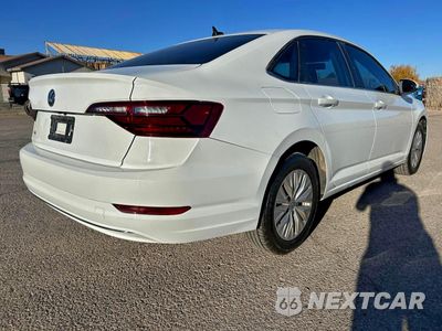 Czwarte zdjęcie samochodu z boku: 2020 VOLKSWAGEN JETTA S VIN:3VWCB7BU3LM018829 - miniatura