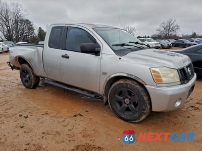 Czwarte zdjęcie samochodu z boku: 2004 NISSAN TITAN XE VIN:1N6AA06A94N586379 - miniatura