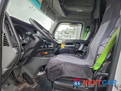 Piąte zdjęcie samochodu w środku: 2020 KENWORTH T680 SEMI TRUCK VIN:1XKYDP9X8LJ290815 - miniatura