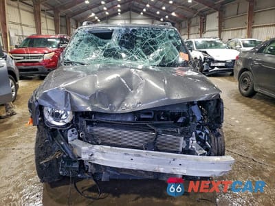 Piąte zdjęcie samochodu w środku: 2021 JEEP RENEGADE LATITUDE VIN:ZACNJCBB0MPM21474 - miniatura