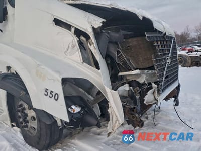 Zdjęcie 9 z 10 samochodu: 2000 VOLVO VN VNL VIN:4V4NC9EJXEN154622 - miniatura