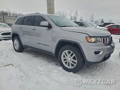 Czwarte zdjęcie samochodu z boku: 2018 JEEP GRAND CHEROKEE LAREDO VIN:1C4RJFAGXJC252311 - miniatura