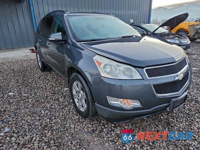 Czwarte zdjęcie samochodu z boku: 2011 CHEVROLET TRAVERSE LT VIN:1GNKVJED2BJ162096 - miniatura