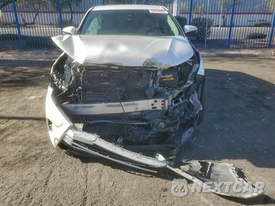 Piąte zdjęcie samochodu w środku: 2018 TOYOTA HIGHLANDER LE VIN:5TDBZRFHXJS871082 - miniatura