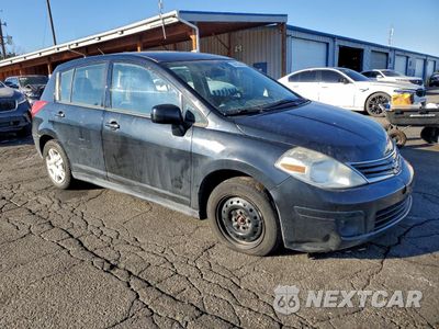 Czwarte zdjęcie samochodu z boku: 2011 NISSAN VERSA S VIN:3N1BC1CP2BL515086 - miniatura