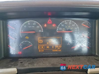 Zdjęcie 8 z 10 samochodu: 2016 VOLVO VNL SEMI TRUCK VIN:4V4NC9EH5GN944040 - miniatura