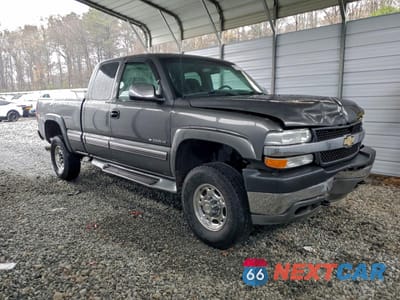 Czwarte zdjęcie samochodu z boku: 2002 CHEVROLET SILVERADO K2500 HEAVY DUTY VIN:1GCHK29U82E241129 - miniatura