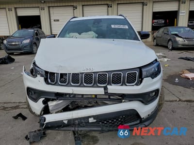 Piąte zdjęcie samochodu w środku: 2023 JEEP COMPASS LATITUDE VIN:3C4NJDBN1PT561744 - miniatura