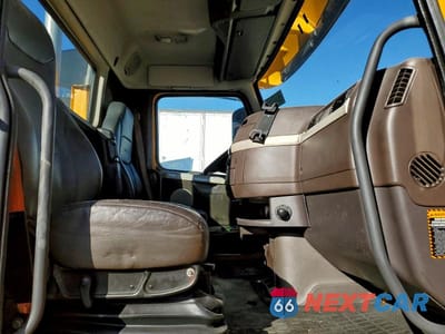 Piąte zdjęcie samochodu w środku: 2016 VOLVO VNL SEMI TRUCK VIN:4V4NC9EH5GN944040 - miniatura