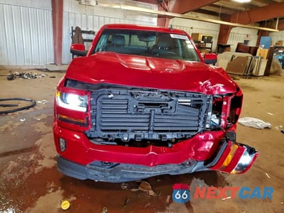 Piąte zdjęcie samochodu w środku: 2018 CHEVROLET SILVERADO K1500 LT VIN:1GCVKREC1JZ370006 - miniatura