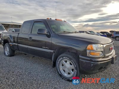 Czwarte zdjęcie samochodu z boku: 2003 GMC SIERRA K1500 DENALI VIN:2GTFK69U731158258 - miniatura