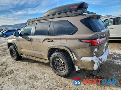 Drugie zdjęcie samochodu z przodu: 2025 TOYOTA SEQUOIA SR5 VIN:7SVAAABA6SX059972 - miniatura