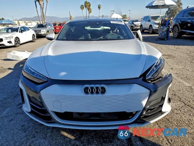 Piąte zdjęcie samochodu w środku: 2023 AUDI E-TRON GT PRESTIGE VIN:WAUDJBFW0P7004182 - miniatura