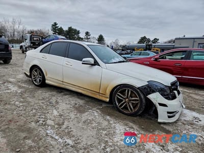 Czwarte zdjęcie samochodu z boku: 2013 MERCEDES-BENZ C 300 4MATIC VIN:WDDGF8AB1DR280627 - miniatura