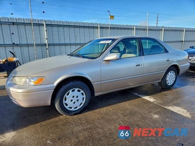 1997 TOYOTA CAMRY LE JT2BG22K0V0083864 - główne zdjęcie licytacji z USA - miniatura
