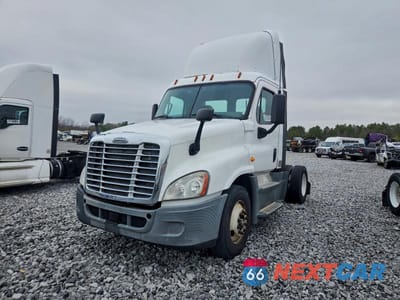 Drugie zdjęcie samochodu z przodu: 2015 FREIGHTLINER CASCADIA SEMI TRUCK VIN:1FUBGEDV4FLGH4769 - miniatura