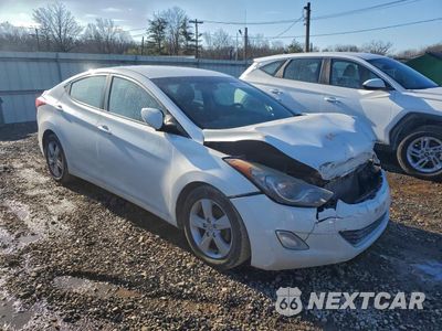 Czwarte zdjęcie samochodu z boku: 2013 HYUNDAI ELANTRA GLS VIN:5NPDH4AE5DH410670 - miniatura
