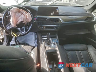 Zdjęcie 8 z 12 samochodu: 2019 BMW M550XI VIN:WBAJB9C52KB287954 - miniatura