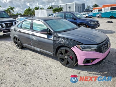 Czwarte zdjęcie samochodu z boku: 2019 VOLKSWAGEN JETTA S VIN:3VWCB7BU0KM258452 - miniatura