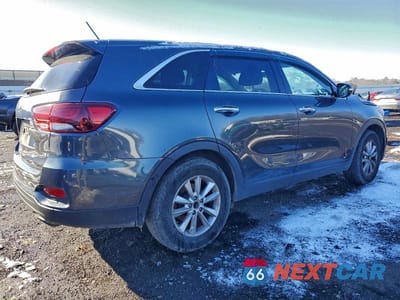 Trzecie zdjęcie samochodu z tyłu: 2020 KIA SORENTO LX V6 VIN:5XYPG4A5XLG614189 - miniatura