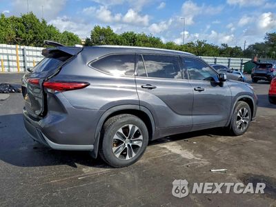 Trzecie zdjęcie samochodu z tyłu: 2020 TOYOTA HIGHLANDER XLE VIN:5TDHZRBH2LS521223 - miniatura