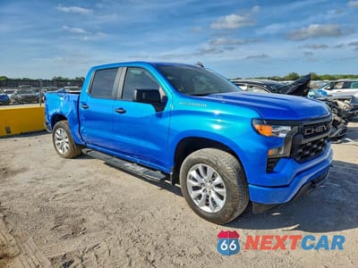 Czwarte zdjęcie samochodu z boku: 2025 CHEVROLET SILVERADO C1500 CUSTOM VIN:3GCPABEK2SG297739 - miniatura