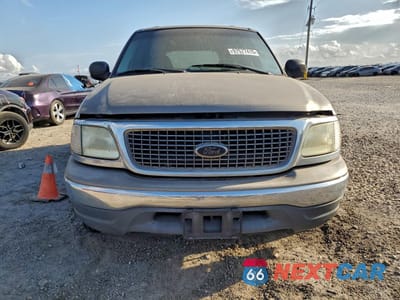 Piąte zdjęcie samochodu w środku: 2002 FORD EXPEDITION XLT VIN:1FMRU15WX2LA70391 - miniatura