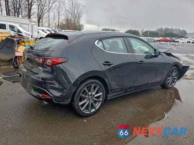 Trzecie zdjęcie samochodu z tyłu: 2024 MAZDA 3 PREFERRED VIN:JM1BPALMXR1714377 - miniatura