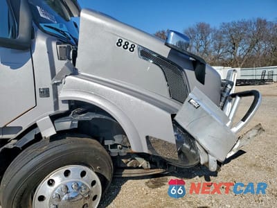 Zdjęcie 9 z 10 samochodu: 2014 VOLVO VNL SEMI TRUCK VIN:4V4NC9EH6EN162214 - miniatura