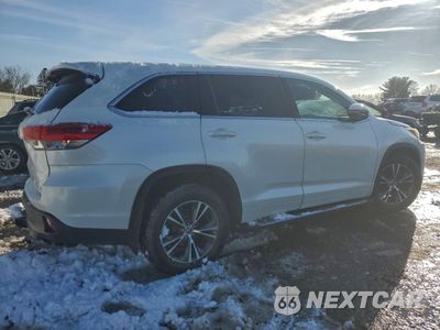 Trzecie zdjęcie samochodu z tyłu: 2018 TOYOTA HIGHLANDER LE VIN:5TDBZRFH6JS878434 - miniatura