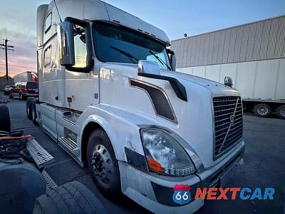 2014 VOLVO VN VNL 4V4NC9EH0EN158756 - główne zdjęcie licytacji z USA - miniatura