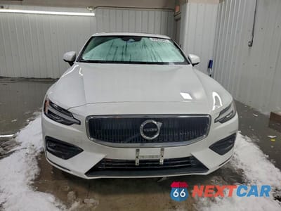 Piąte zdjęcie samochodu w środku: 2021 VOLVO S60 T6 MOMENTUM VIN:7JRA22TK2MG092296 - miniatura