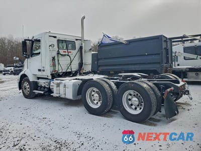 Trzecie zdjęcie samochodu z tyłu: 2022 VOLVO VNR VIN:4V4WC9DH3NN300071 - miniatura