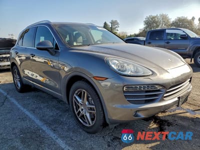Czwarte zdjęcie samochodu z boku: 2012 PORSCHE CAYENNE VIN:WP1AA2A22CLA01343 - miniatura