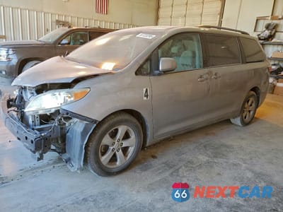 2017 TOYOTA SIENNA LE 5TDKZ3DC1HS862544 - główne zdjęcie licytacji z USA - miniatura