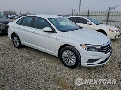 Czwarte zdjęcie samochodu z boku: 2019 VOLKSWAGEN JETTA S VIN:3VWN57BUXKM066343 - miniatura