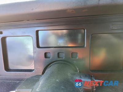 Zdjęcie 9 z 12 samochodu: 1984 CHEVROLET CORVETTE VIN:1G1AY0785E5132358 - miniatura