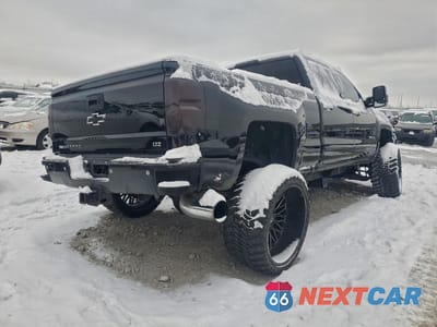 Trzecie zdjęcie samochodu z tyłu: 2016 CHEVROLET SILVERADO K2500 HEAVY DUTY LTZ VIN:1GC1KWE85GF251006 - miniatura