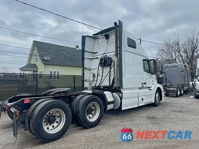 Czwarte zdjęcie samochodu z boku: 2014 VOLVO VN VNL VIN:4V4NC9EH1EN167370 - miniatura