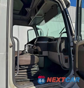 Piąte zdjęcie samochodu w środku: 2014 VOLVO VN VNL VIN:4V4NC9EH0EN158756 - miniatura