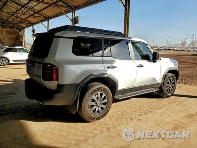 Trzecie zdjęcie samochodu z tyłu: 2025 TOYOTA LAND CRUISER BASE VIN:JTEABFAJXSK040128 - miniatura